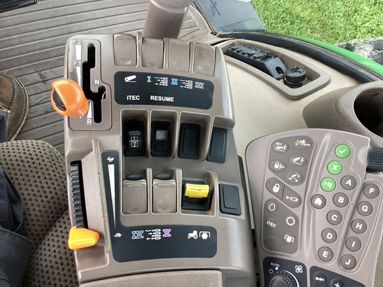 2012 8335R - 440418,  image number 10