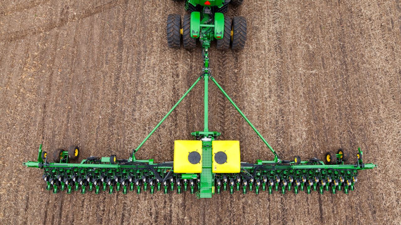 DB60 47Row15 Planter,  image number 0