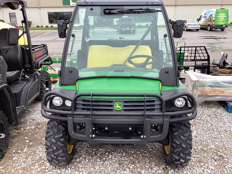 2018 XUV 825M - 427639, 