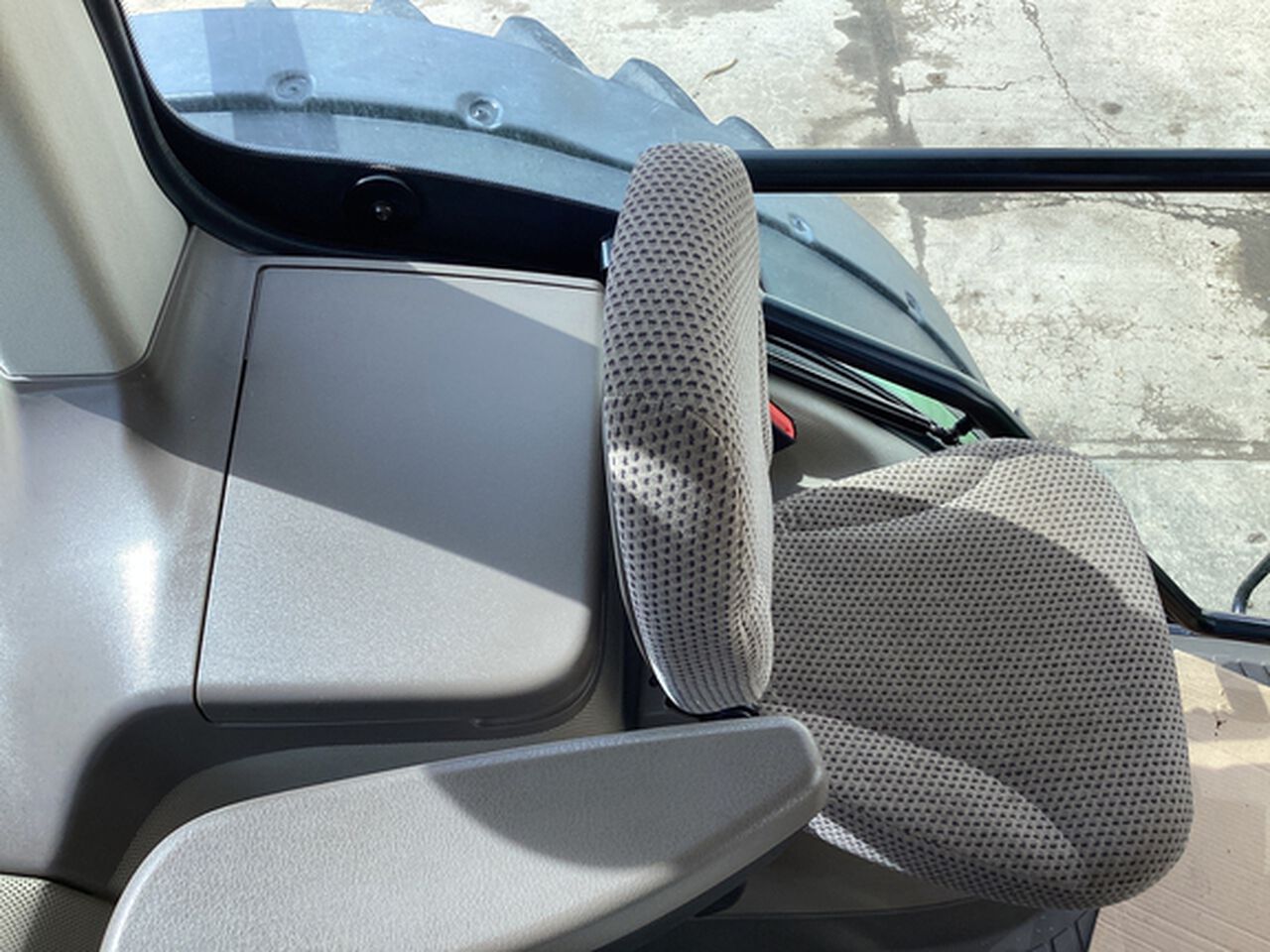 2017 8345R - 437288,  image number 13