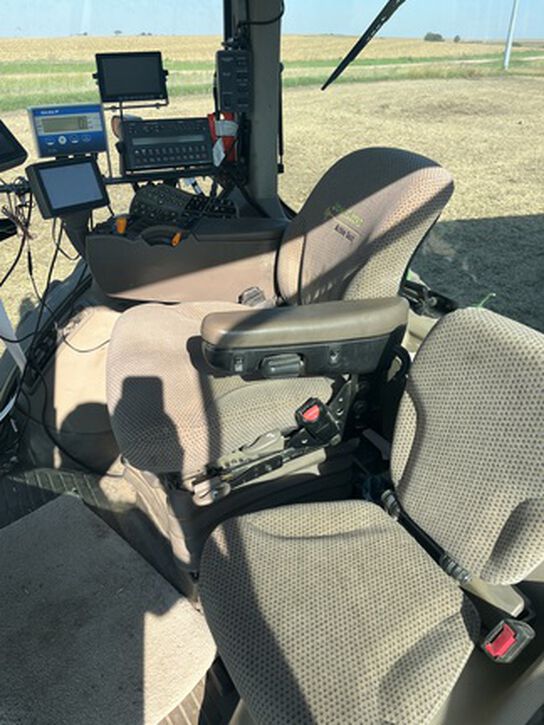 2012 8235R - 442820,  image number 2