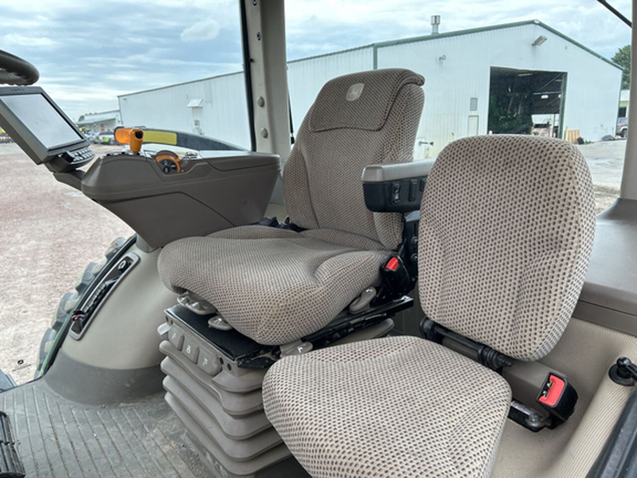 2020 8245R - 429610,  image number 17