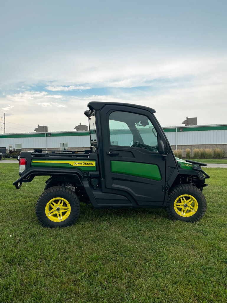 2023 XUV865M - 421586, 