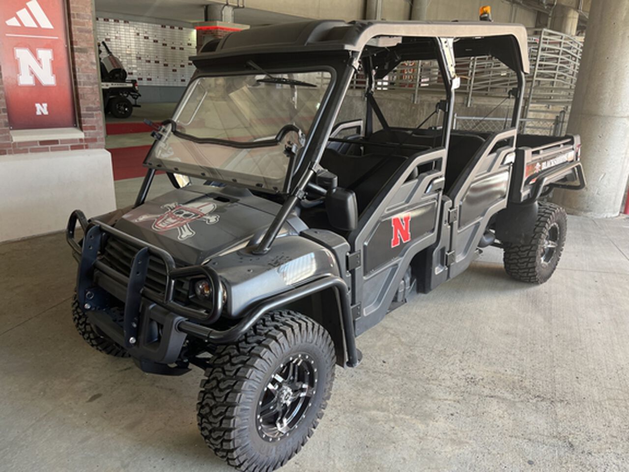 2023 XUV 825M S4 - 411818,  image number 0
