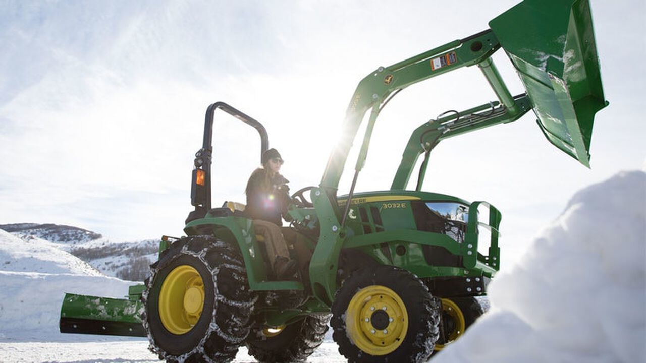 3032E Compact Utility Tractor,  image number 0