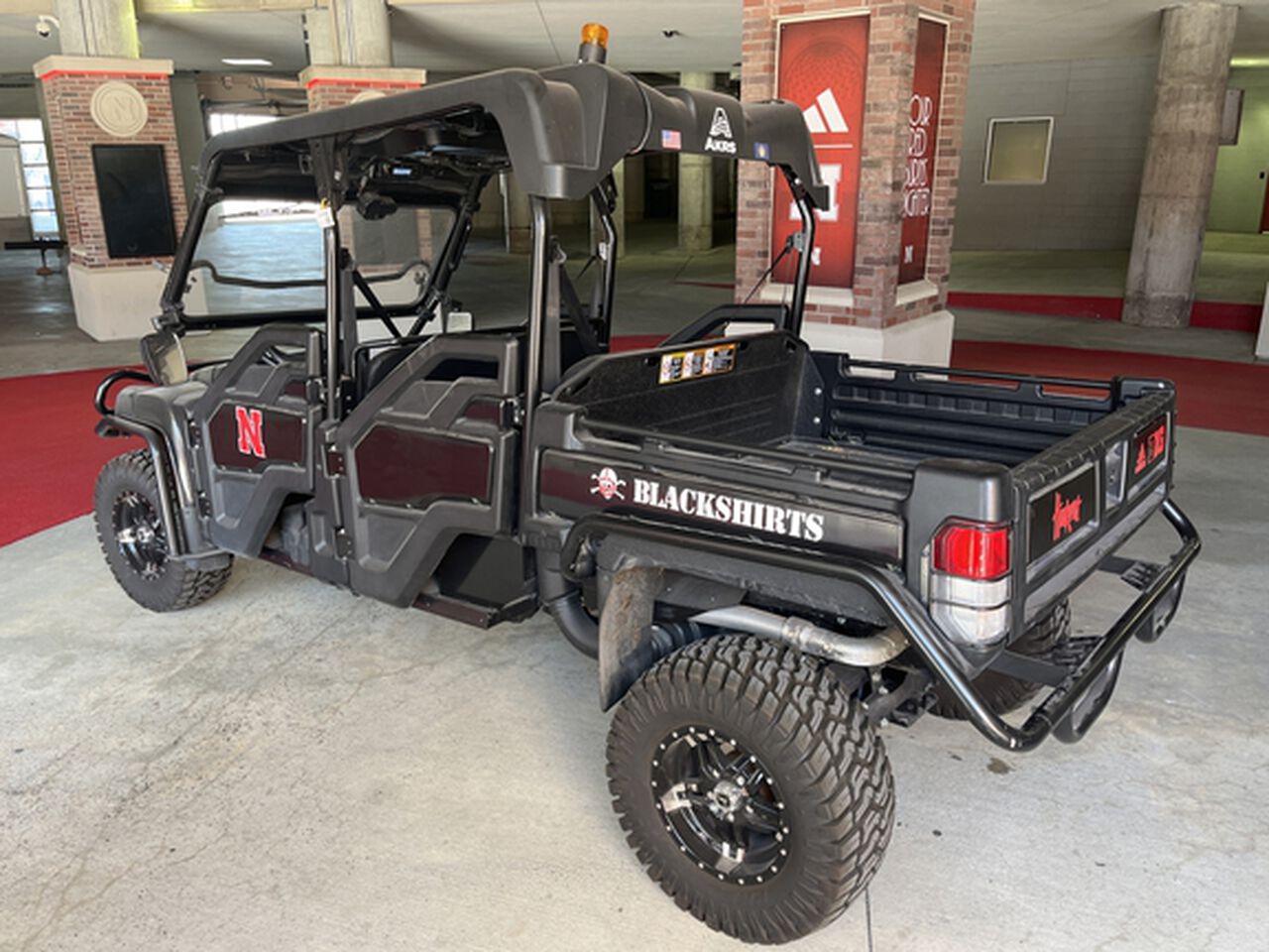 2023 XUV 825M S4 - 411818,  image number 3