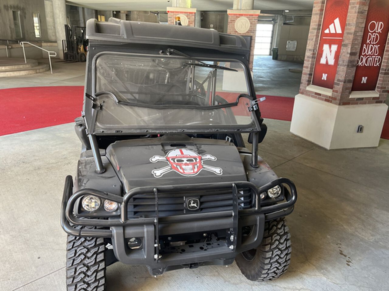 2023 XUV 825M S4 - 411818,  image number 1