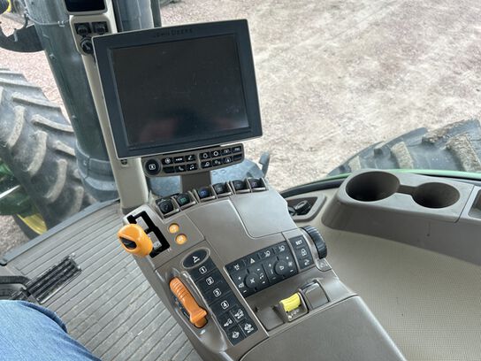 2020 8245R - 429610,  image number 16