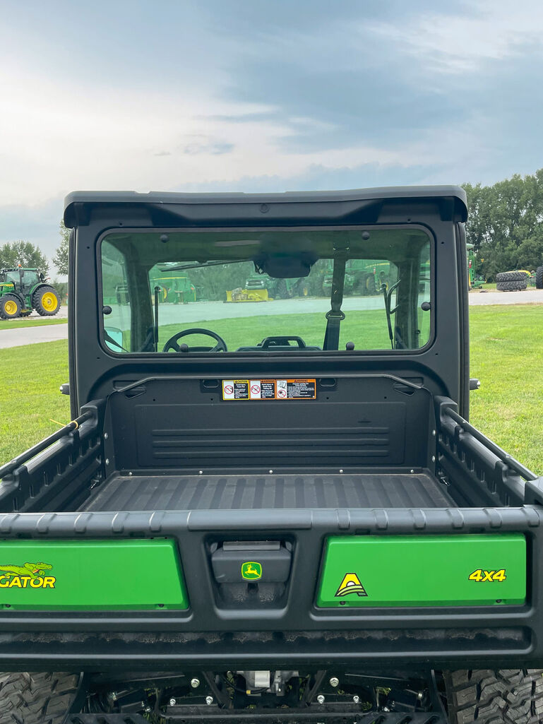 2023 XUV865M - 421586, 