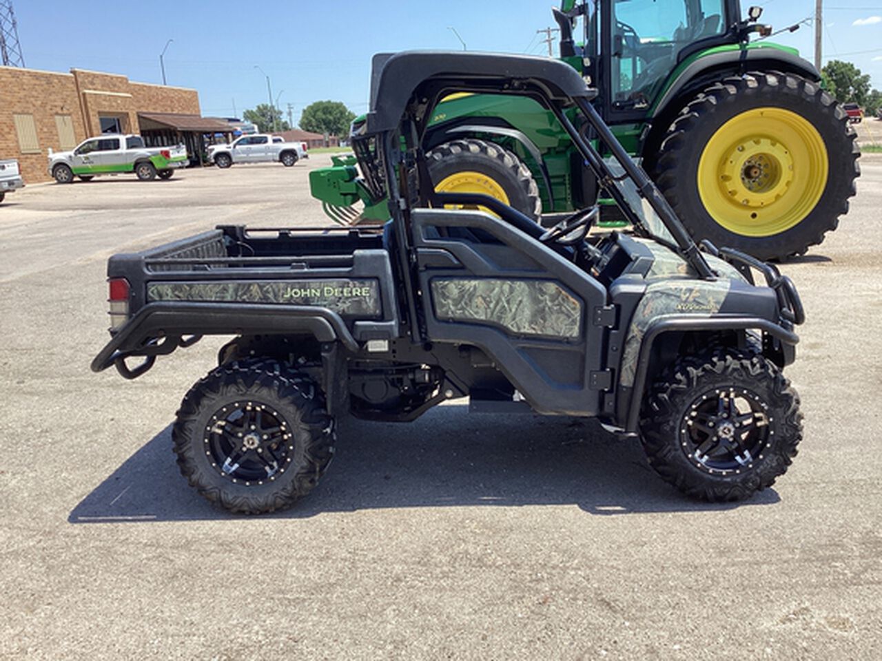 2017 XUV 825M - 446256,  image number 8