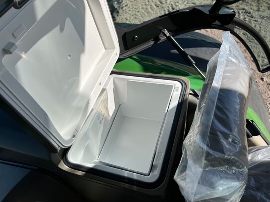 2024 8R 410 - 427446,  image number 14