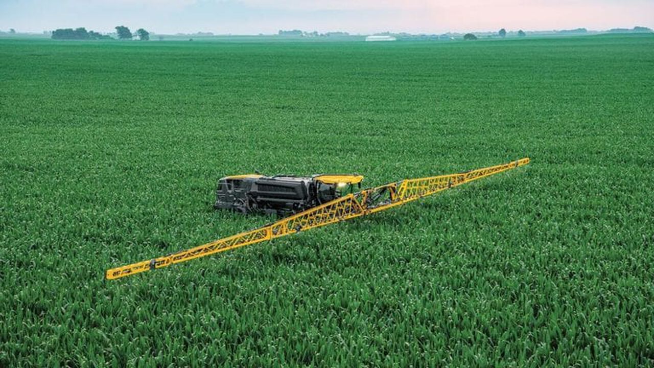 STS16 Hagie™ Self-Propelled Sprayer,  image number 0